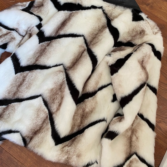 Very Stylish Faux Fur Jacket - Picture 2 of 3